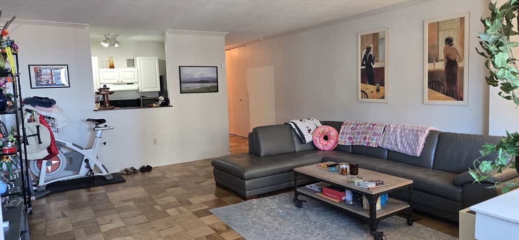 2 Hawthorne # 16f Property Photo 3
