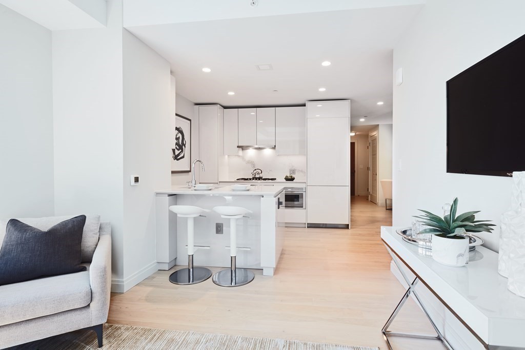 135 Seaport Blvd # 808 Property Photo 3