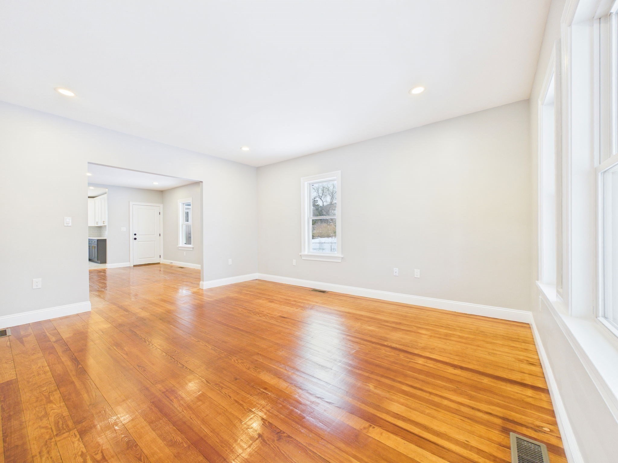 542 King Philip St Property Photo 14