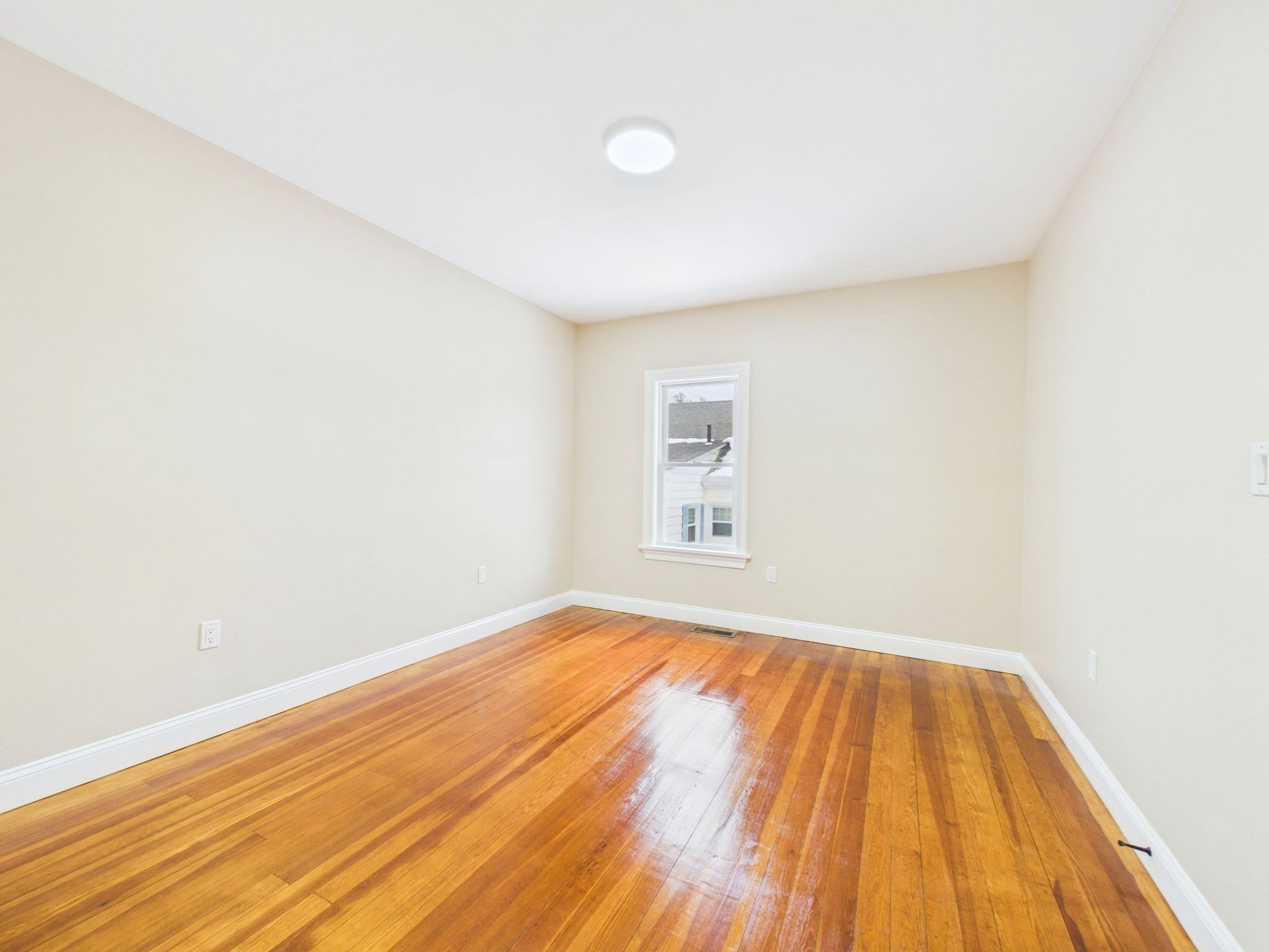 542 King Philip St Property Photo 24