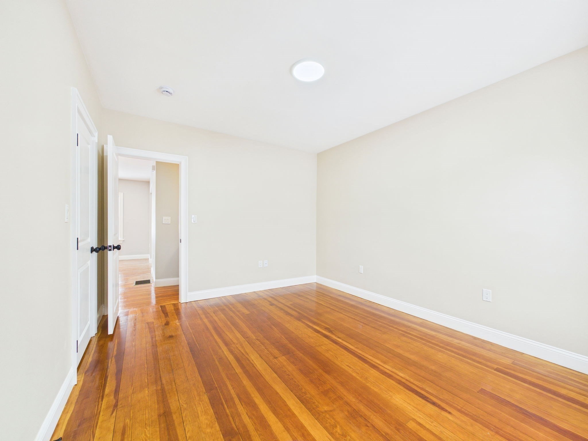 542 King Philip St Property Photo 25