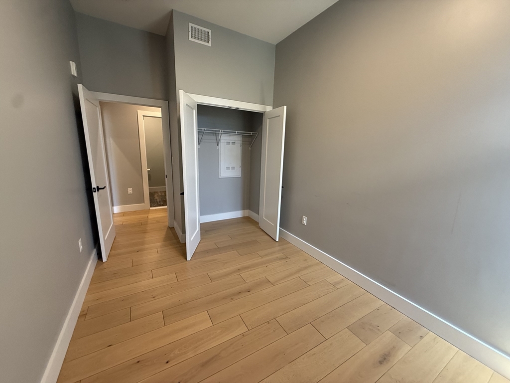 60 Cross St E # 207 Property Photo 11