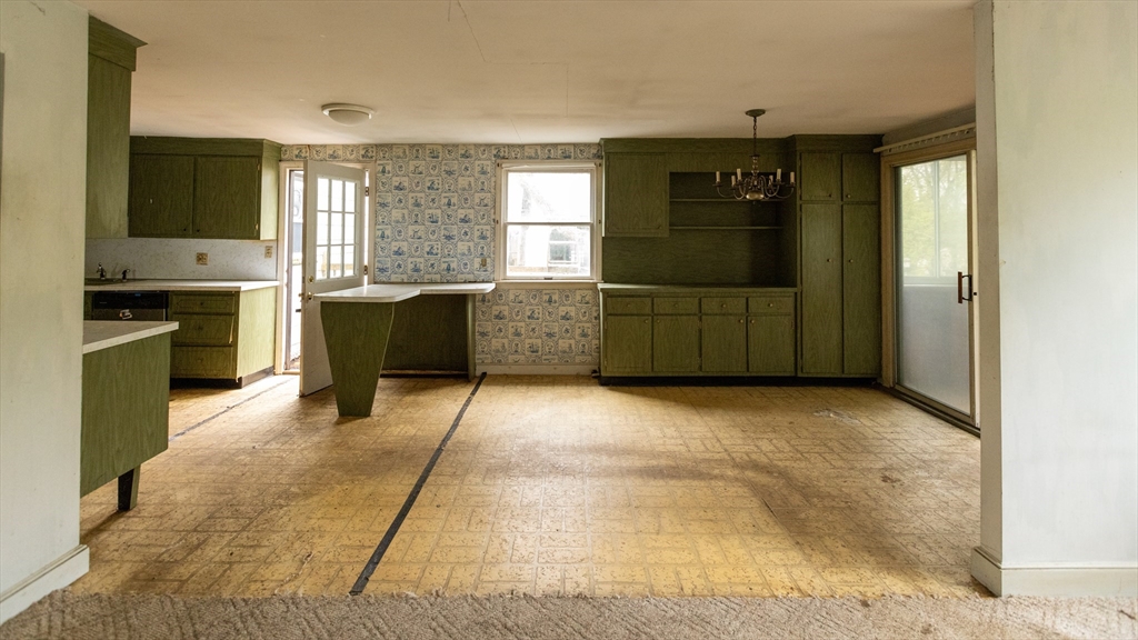 177 Perham St Property Photo 8