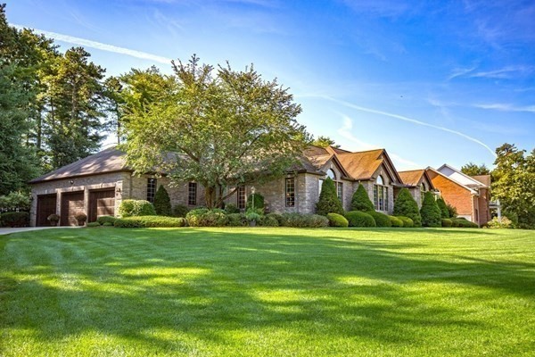 14 Lexington Circle Property Photo 4