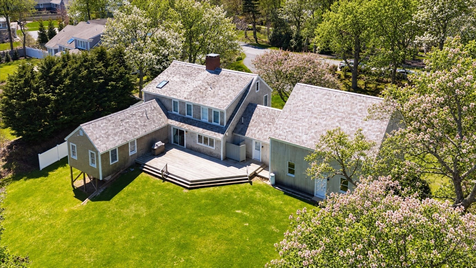 60 Harbor Hill Rd Property Photo 3