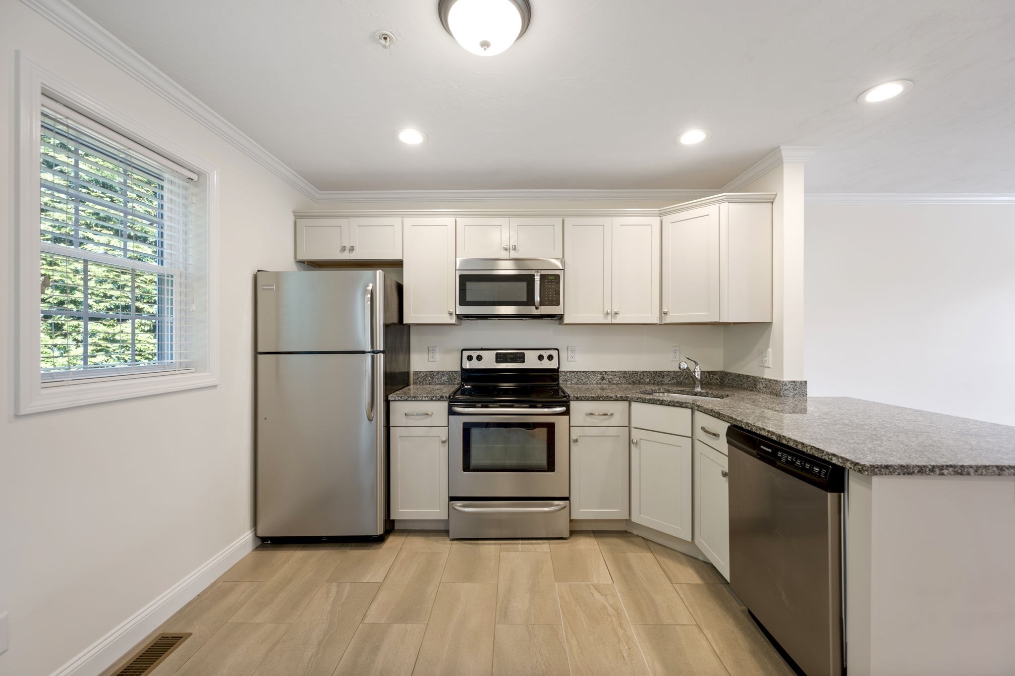 1148 Bedford St Property Photo 16