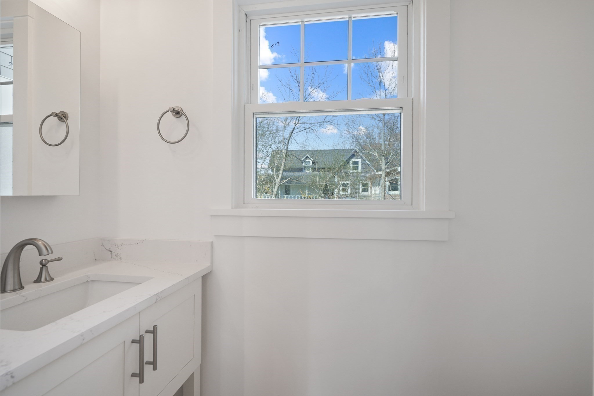 33 Vineyard Ave Property Photo 12
