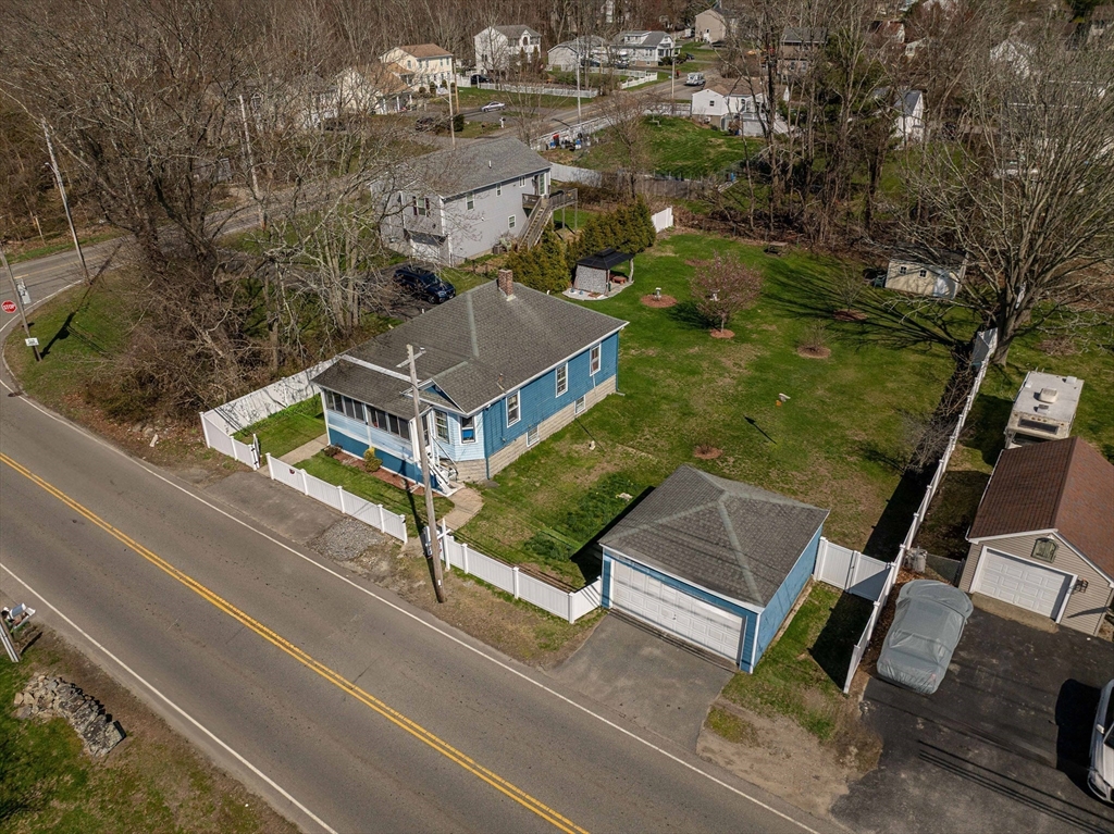 992 Lees River Ave Property Photo 4
