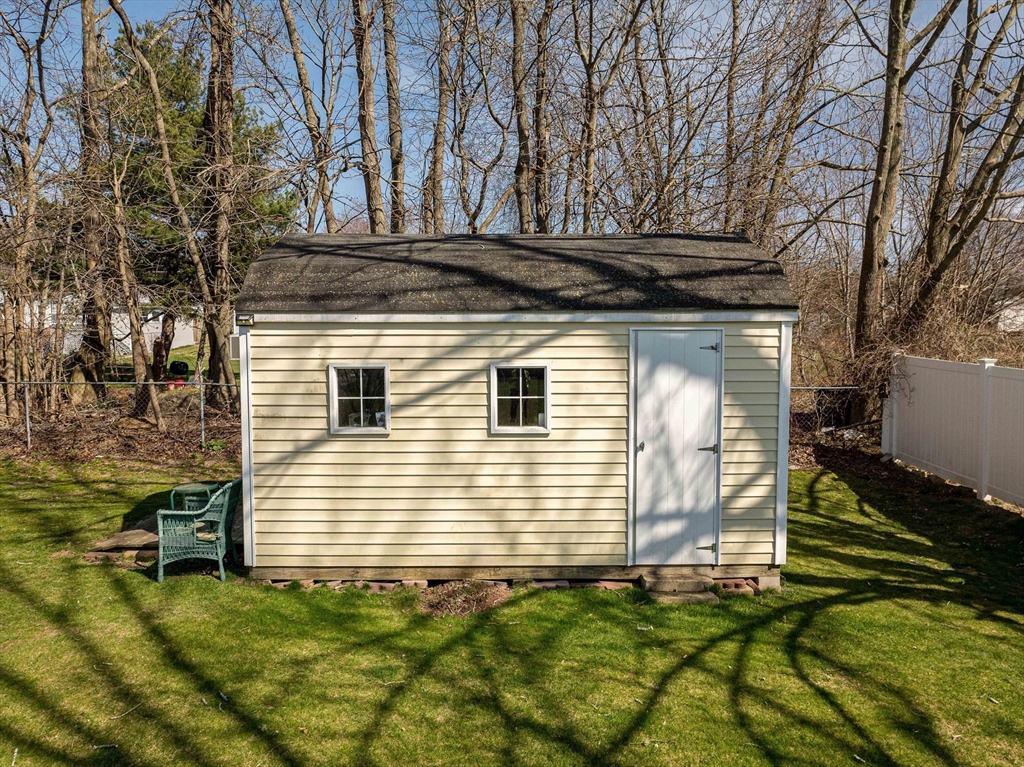 992 Lees River Ave Property Photo 5