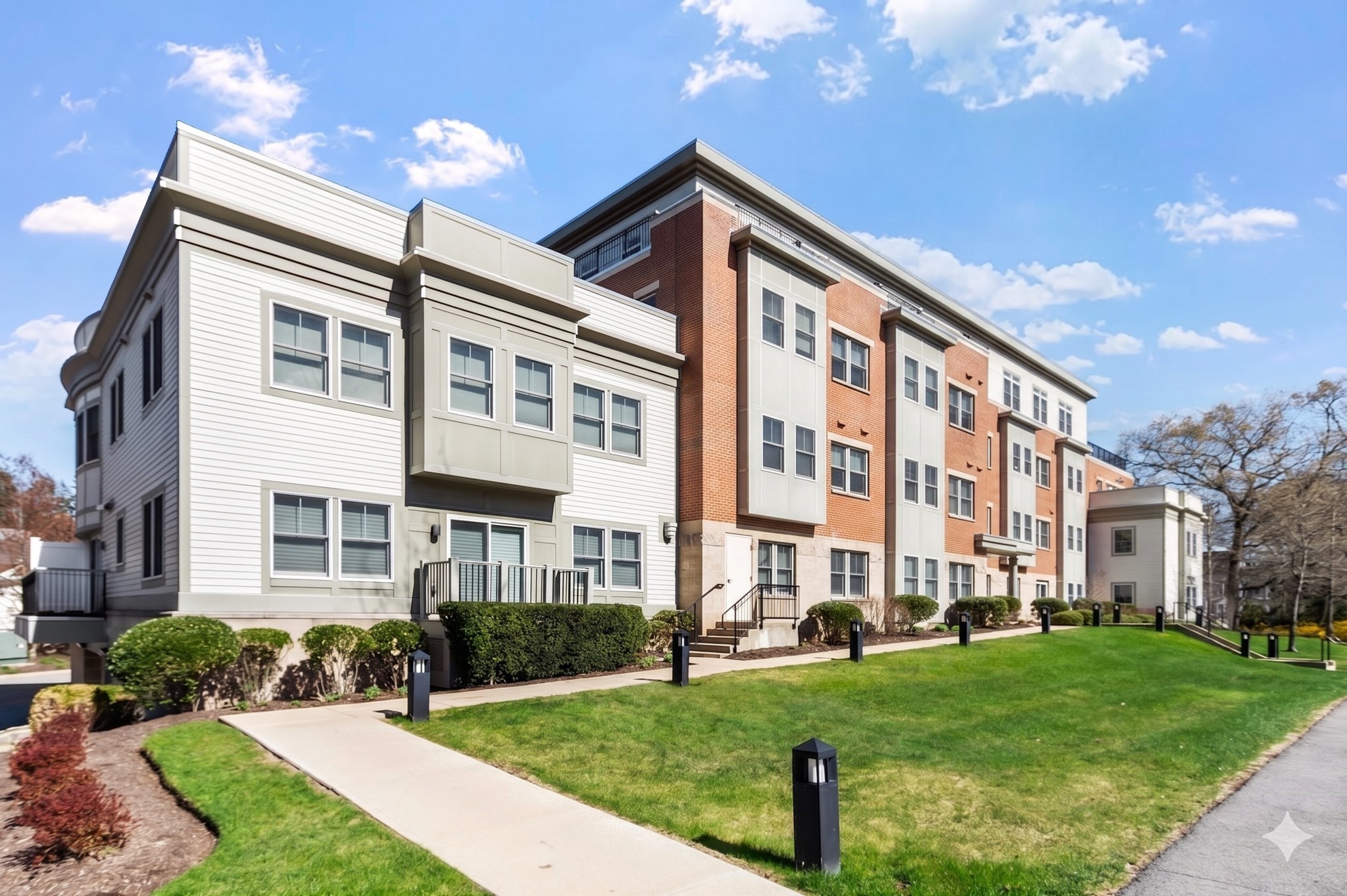 321 Hammond Pond Pkwy # 103 Property Photo 1