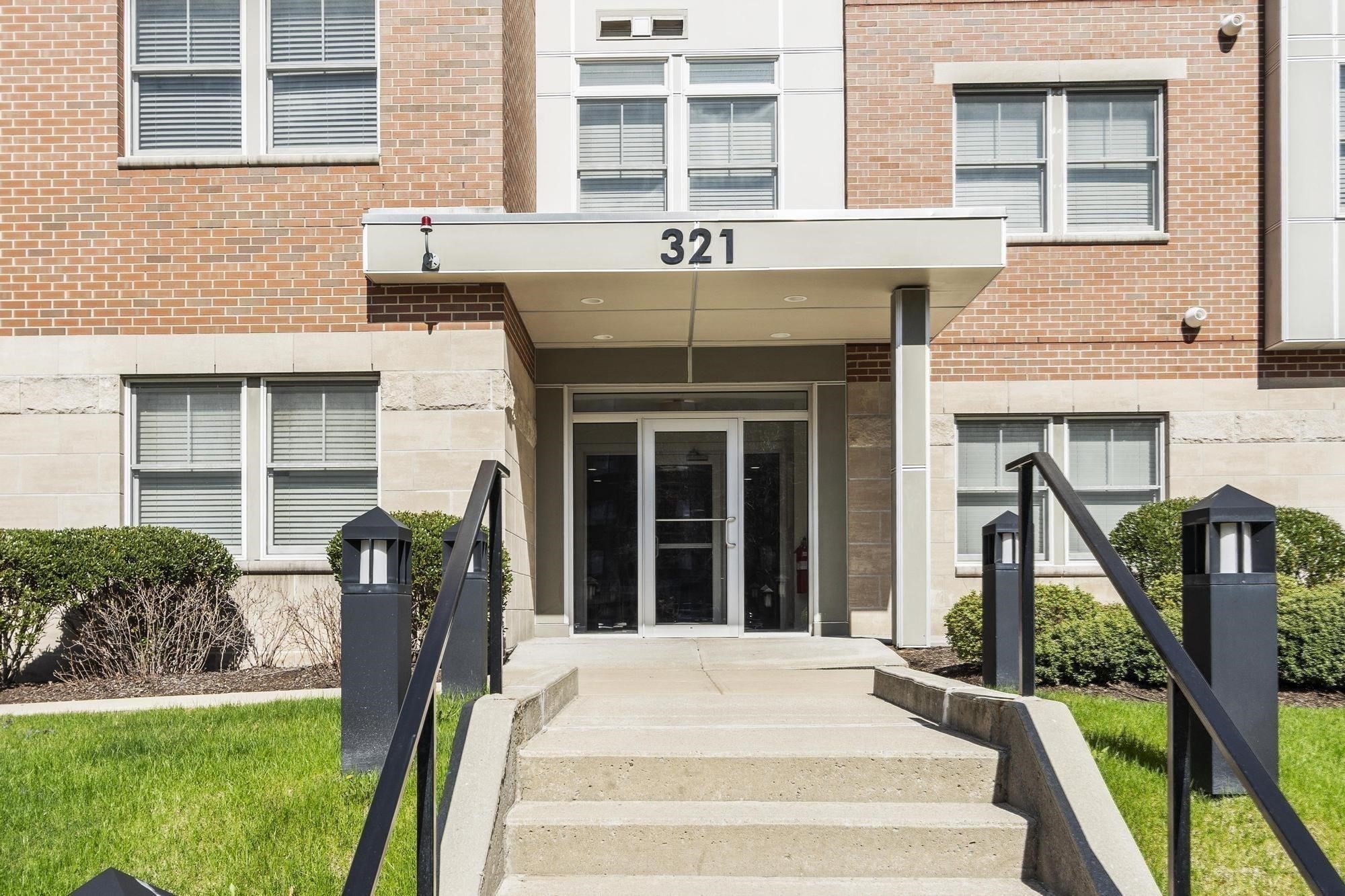 321 Hammond Pond Pkwy # 103 Property Photo 2