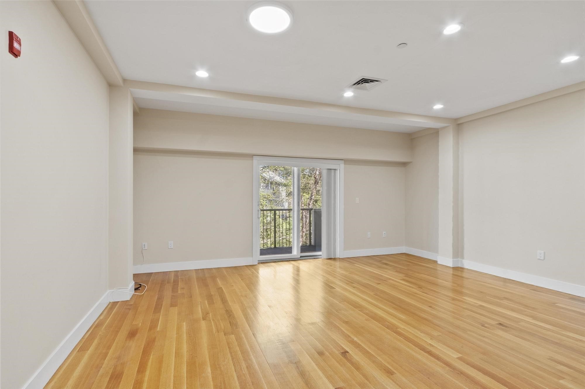 321 Hammond Pond Pkwy # 103 Property Photo 8
