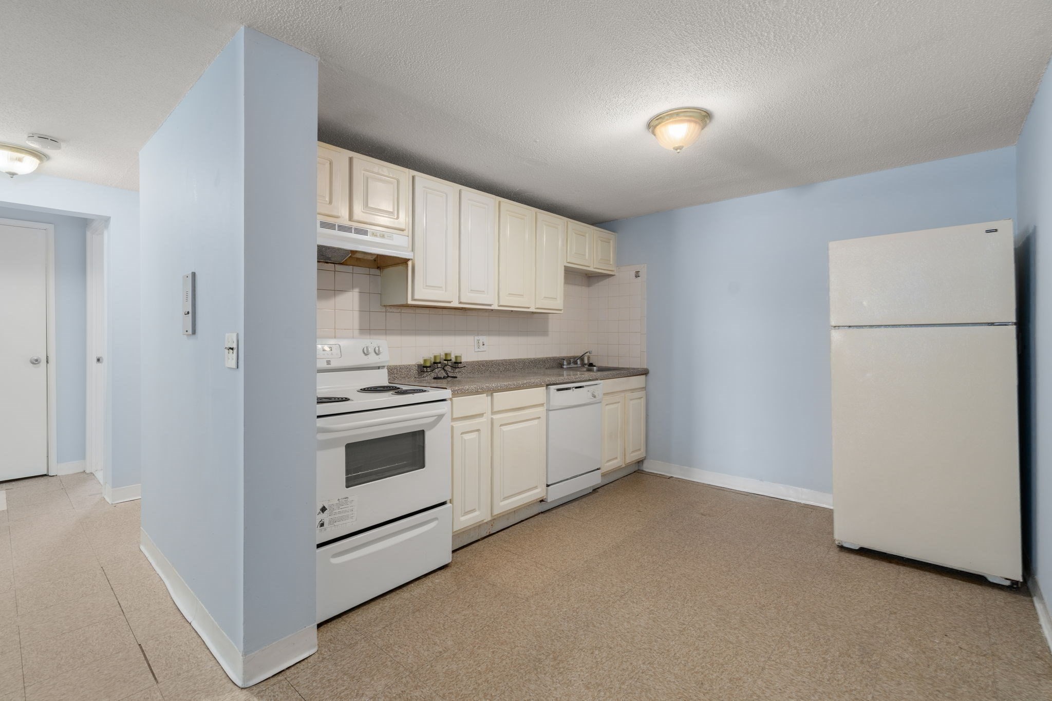71 Oxford Ave # A Property Photo 3