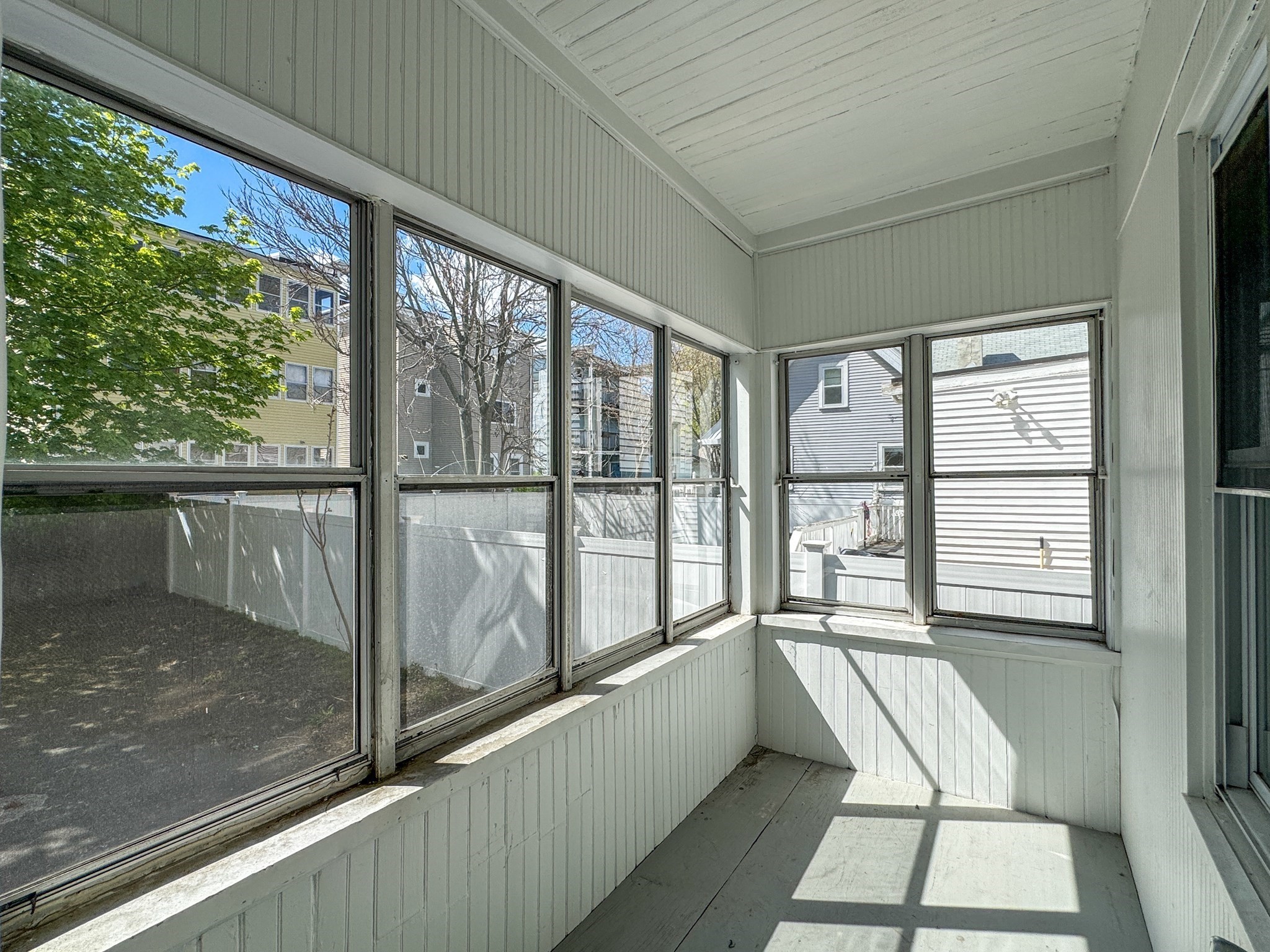123-125 Laurel St Property Photo 7