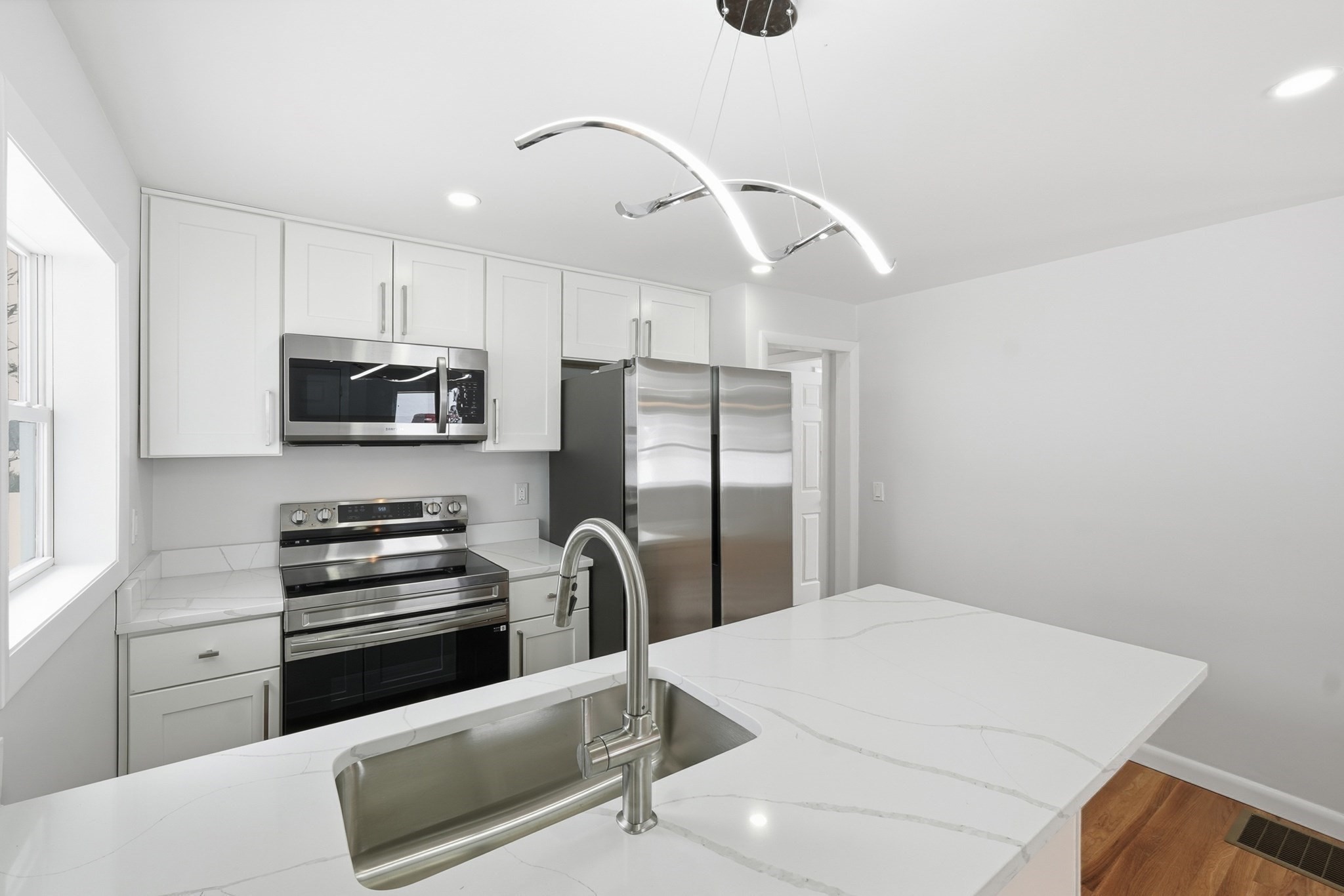 8 Sussex Ln Property Photo 7