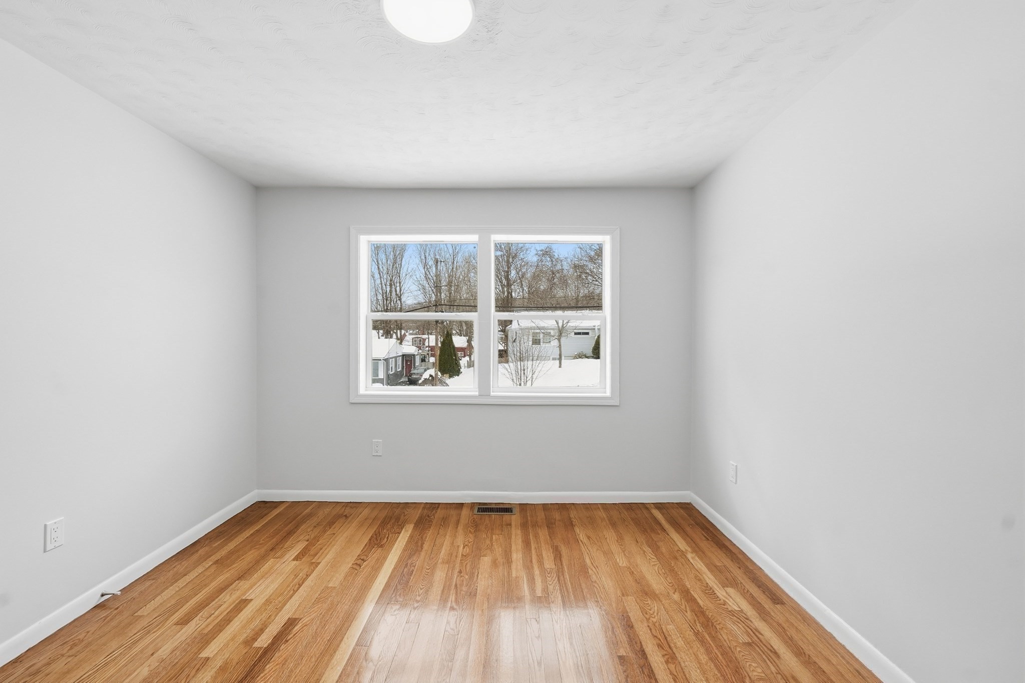 8 Sussex Ln Property Photo 13