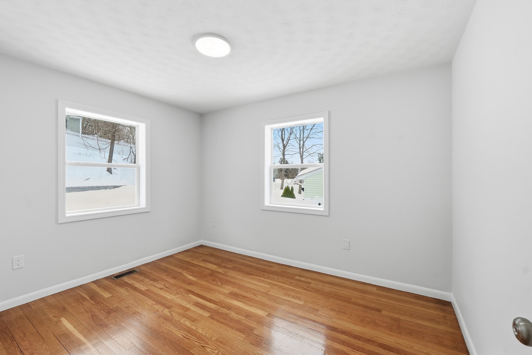 8 Sussex Ln Property Photo 17
