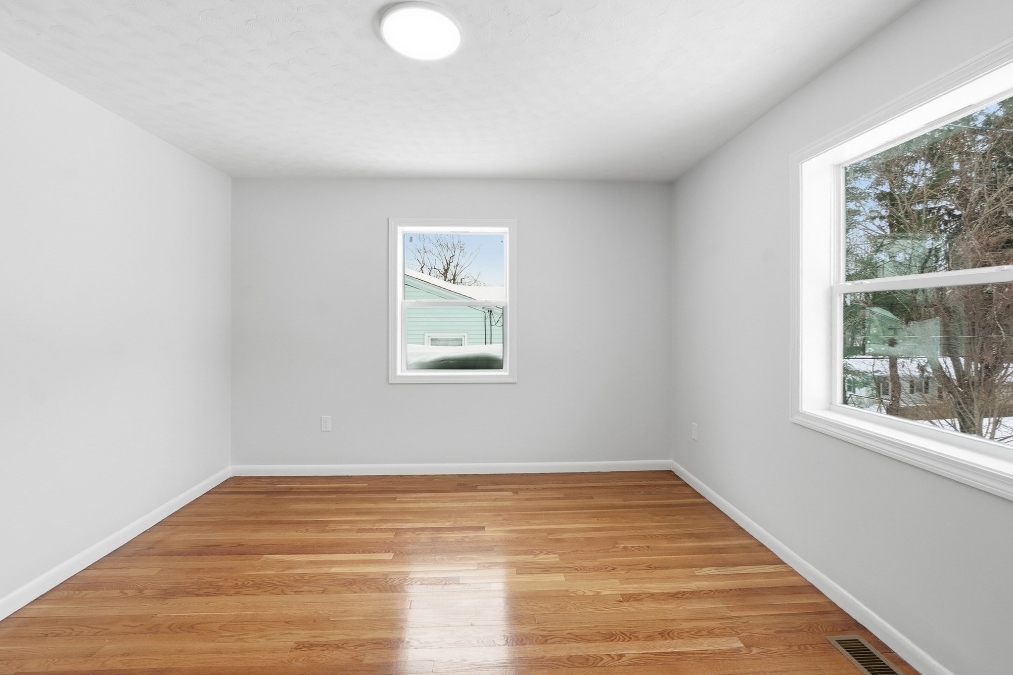 8 Sussex Ln Property Photo 18