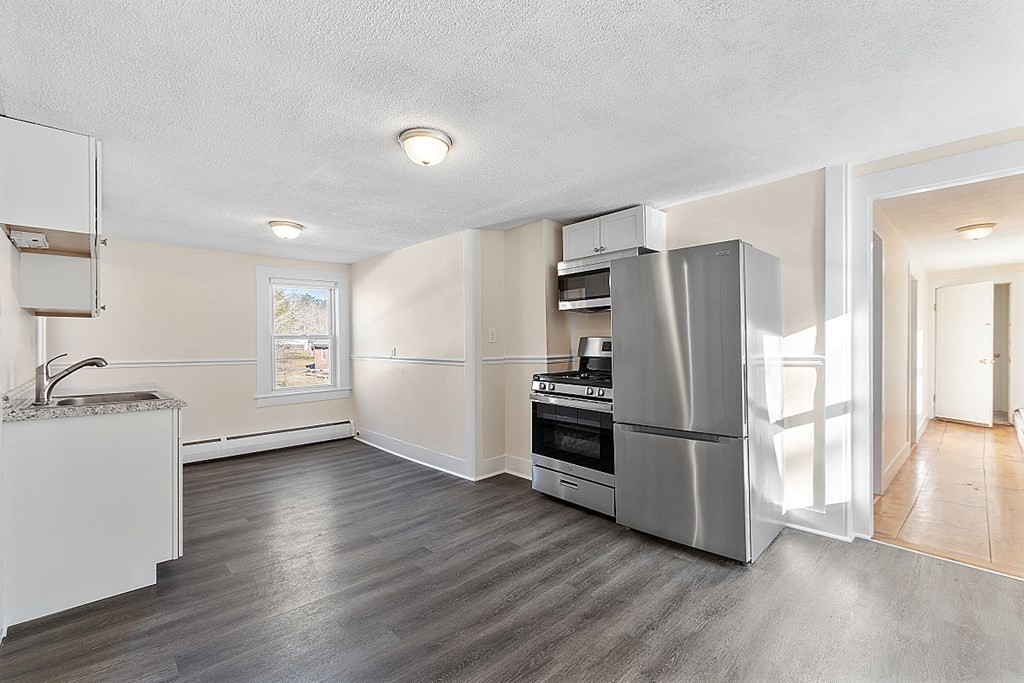8 Main St # R Property Photo 4