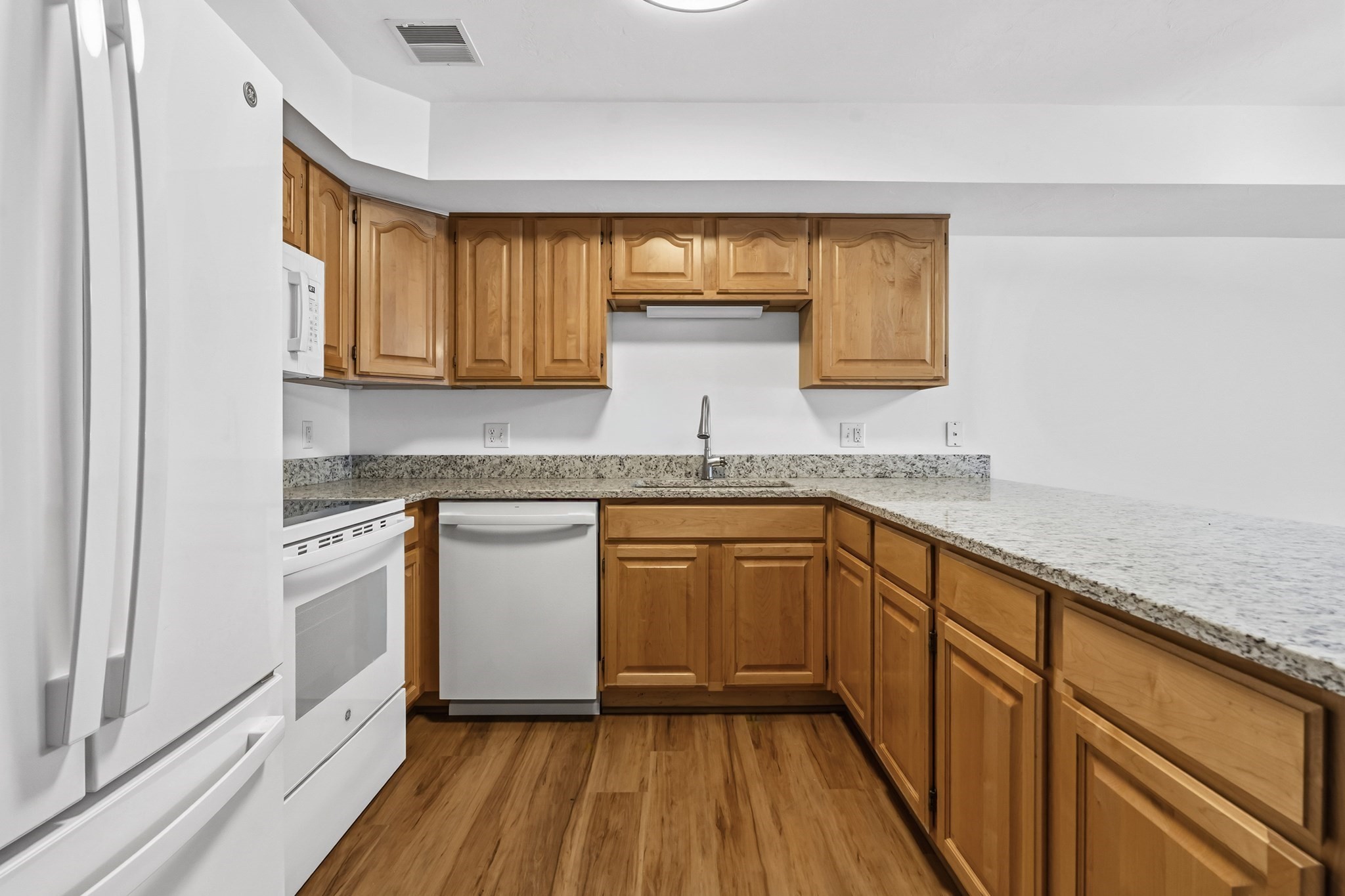 24 Greenleaves Dr # 406 Property Photo 2