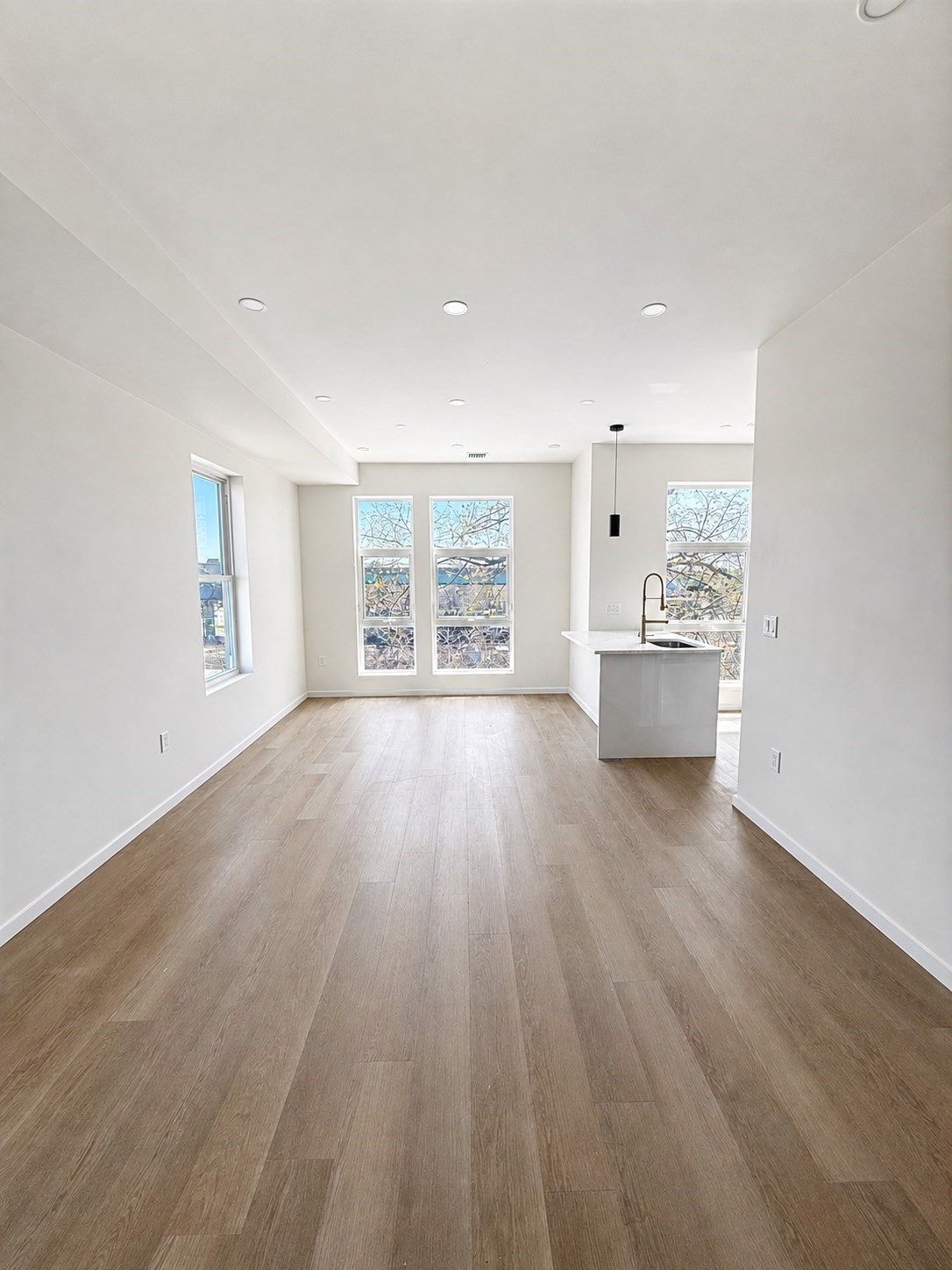 546 Saratoga St # 3r Property Photo 1