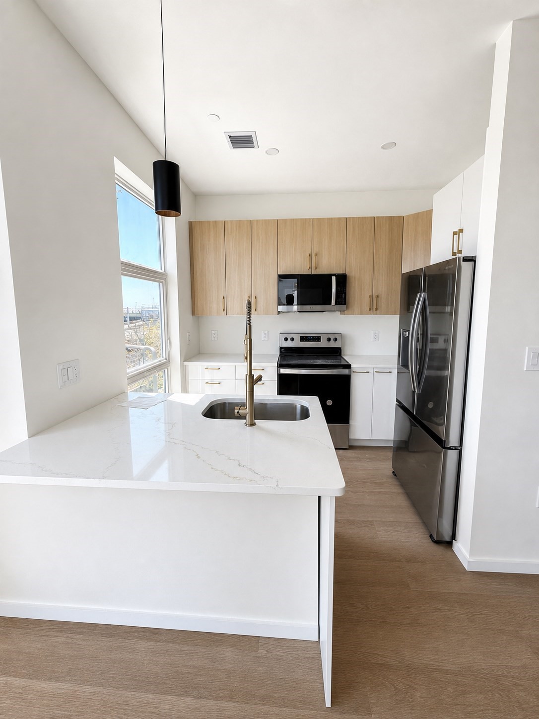 546 Saratoga St # 3r Property Photo 2