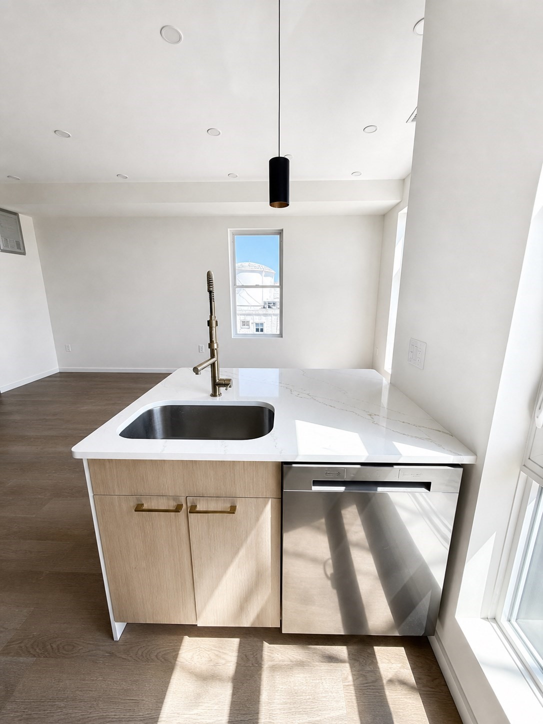 546 Saratoga St # 3r Property Photo 3