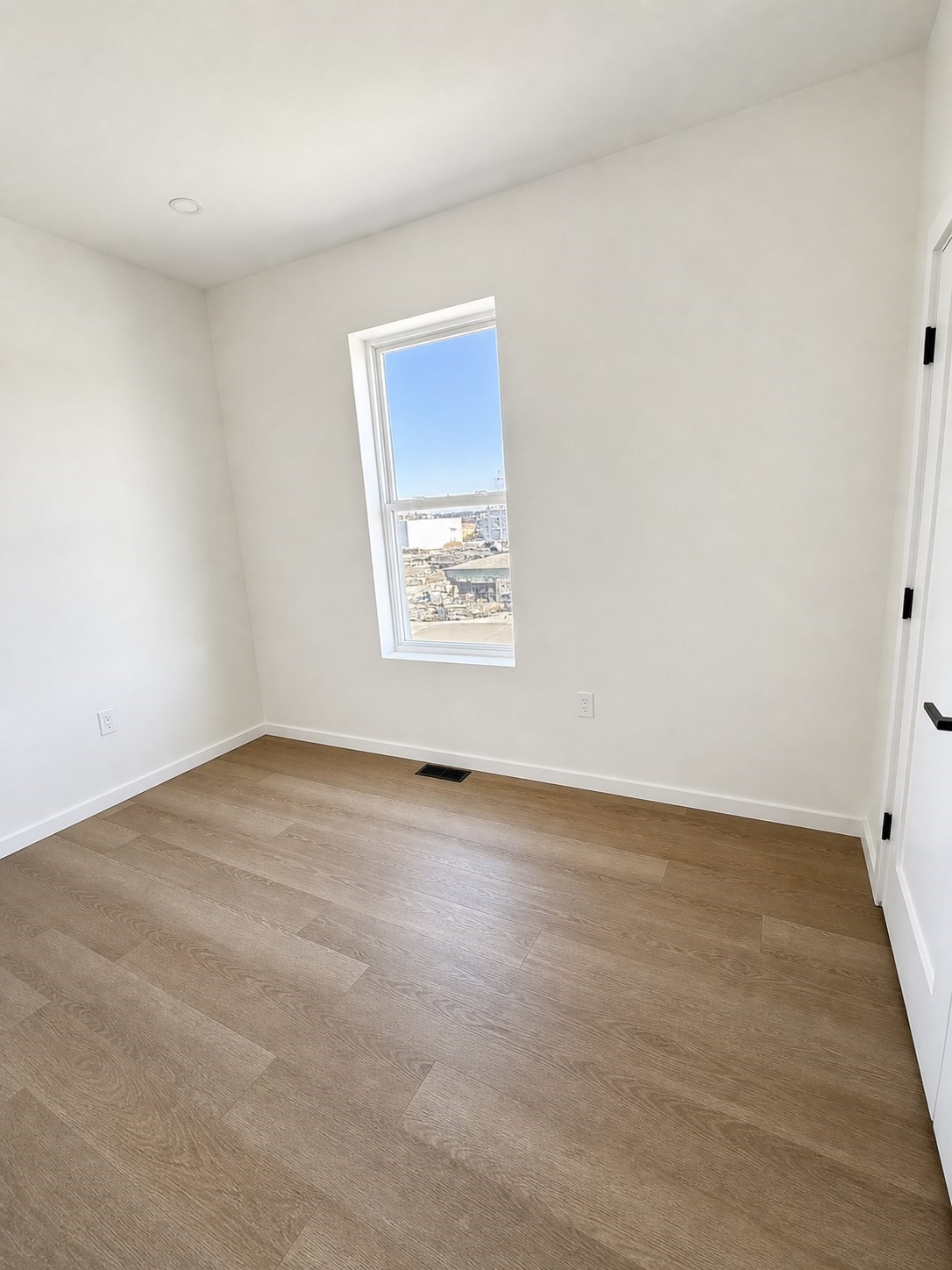 546 Saratoga St # 3r Property Photo 7