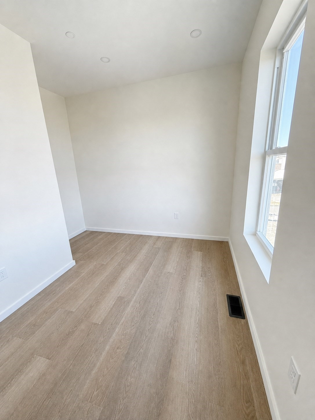 546 Saratoga St # 3r Property Photo 8