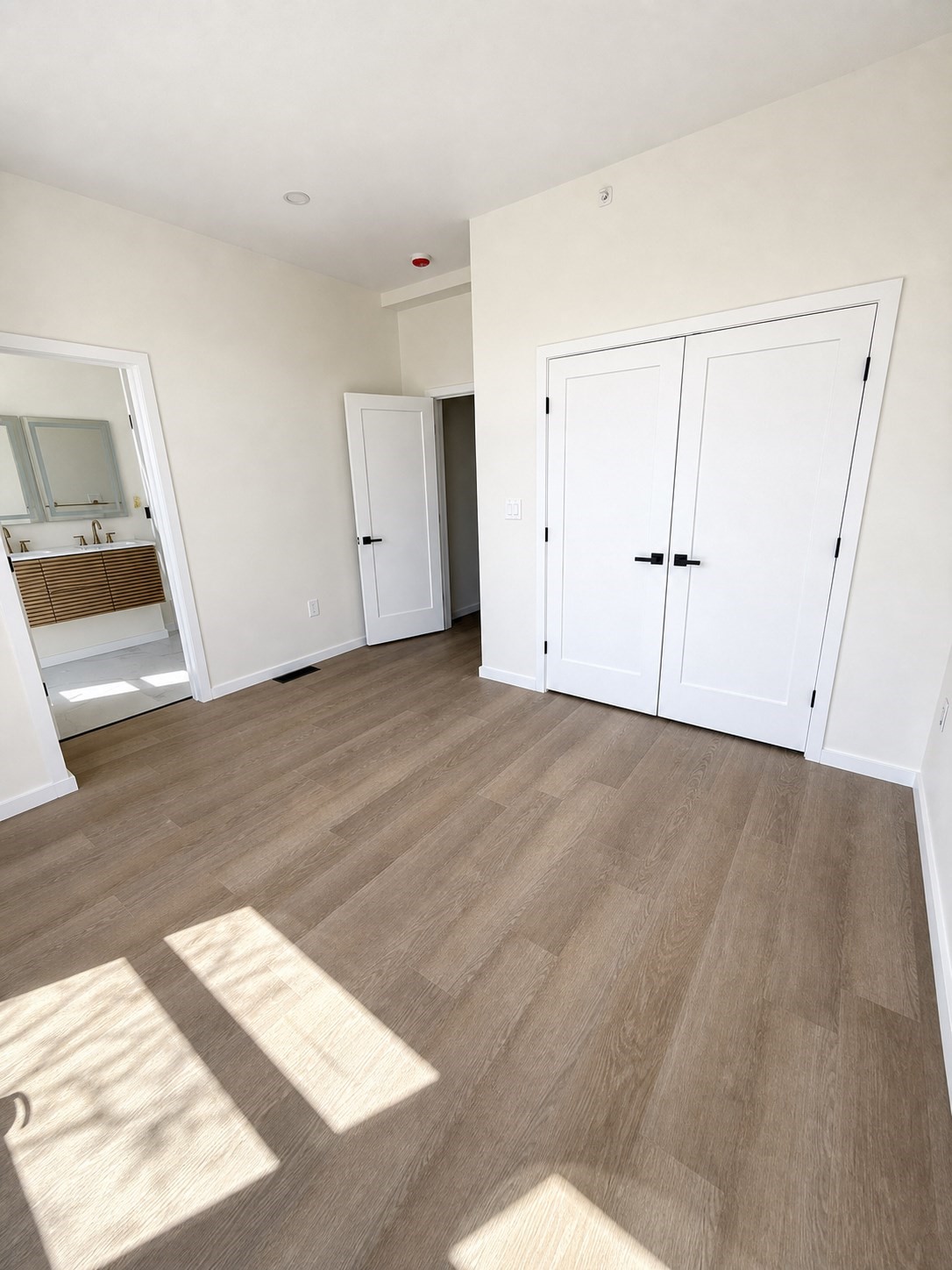 546 Saratoga St # 3r Property Photo 9