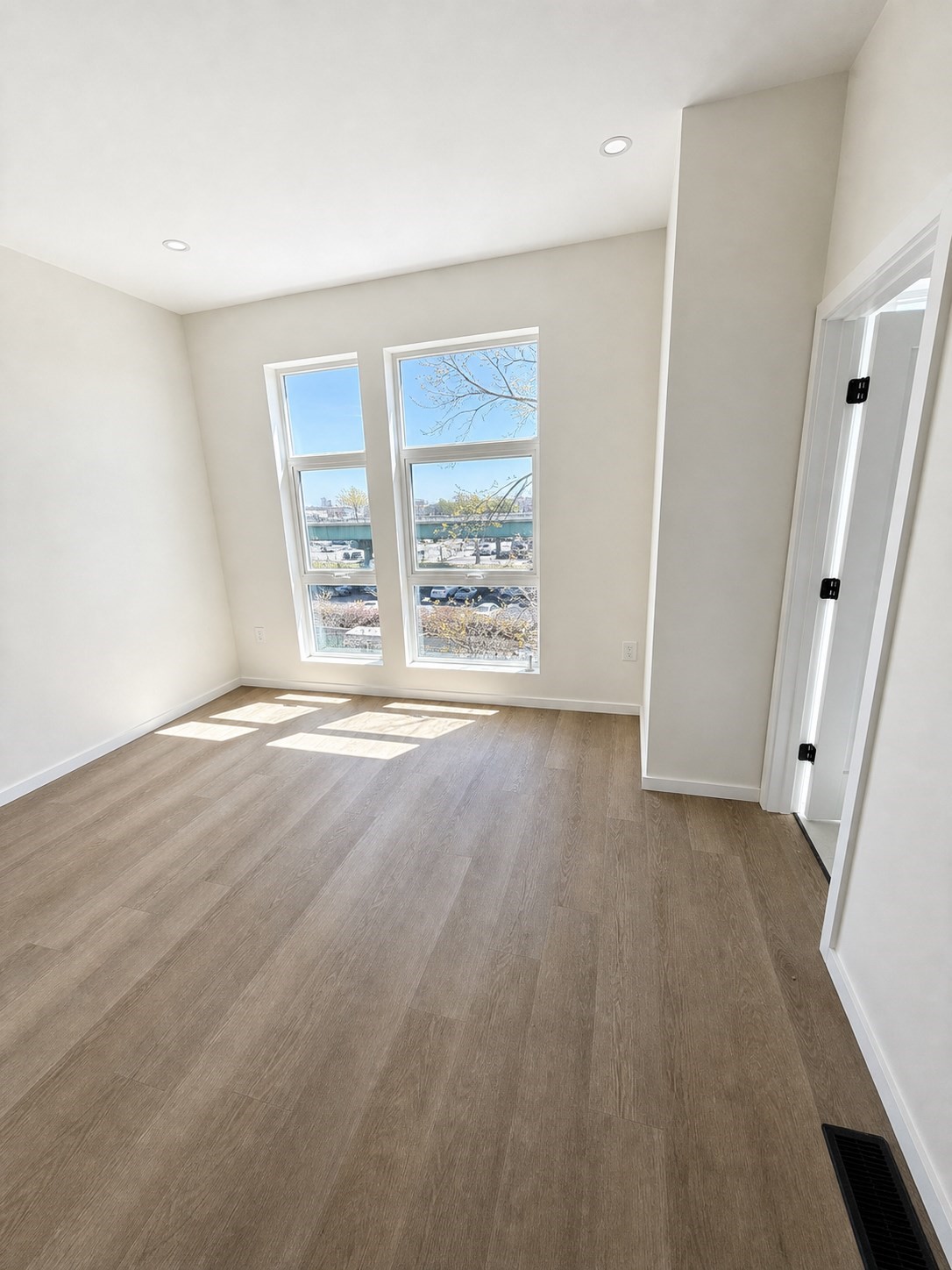 546 Saratoga St # 3r Property Photo 12