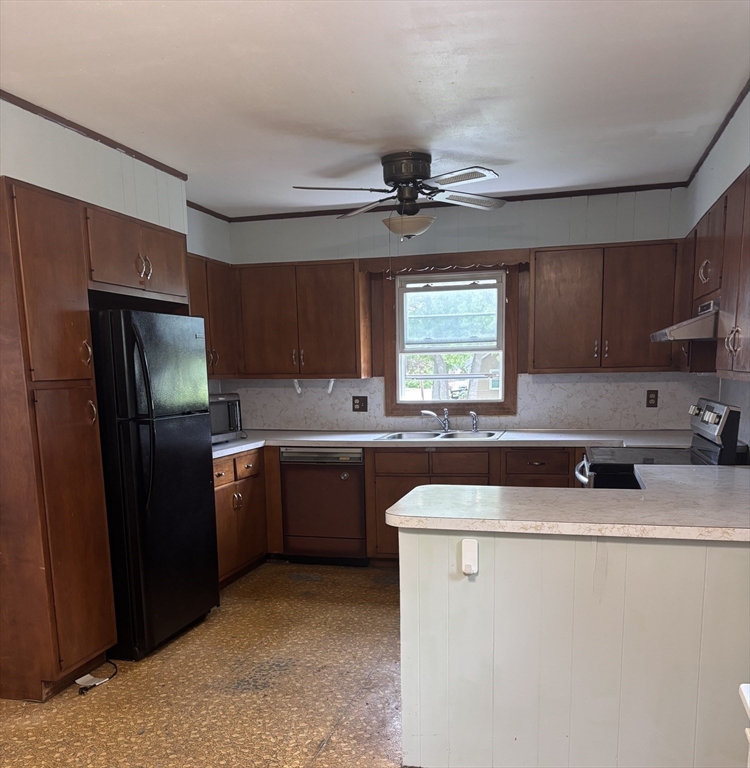 349 Oak St Property Photo 4