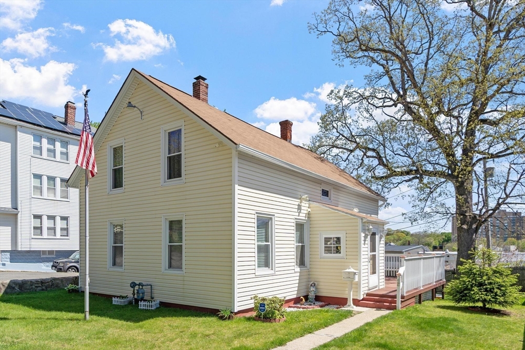 28 Lakewood St Property Photo 1