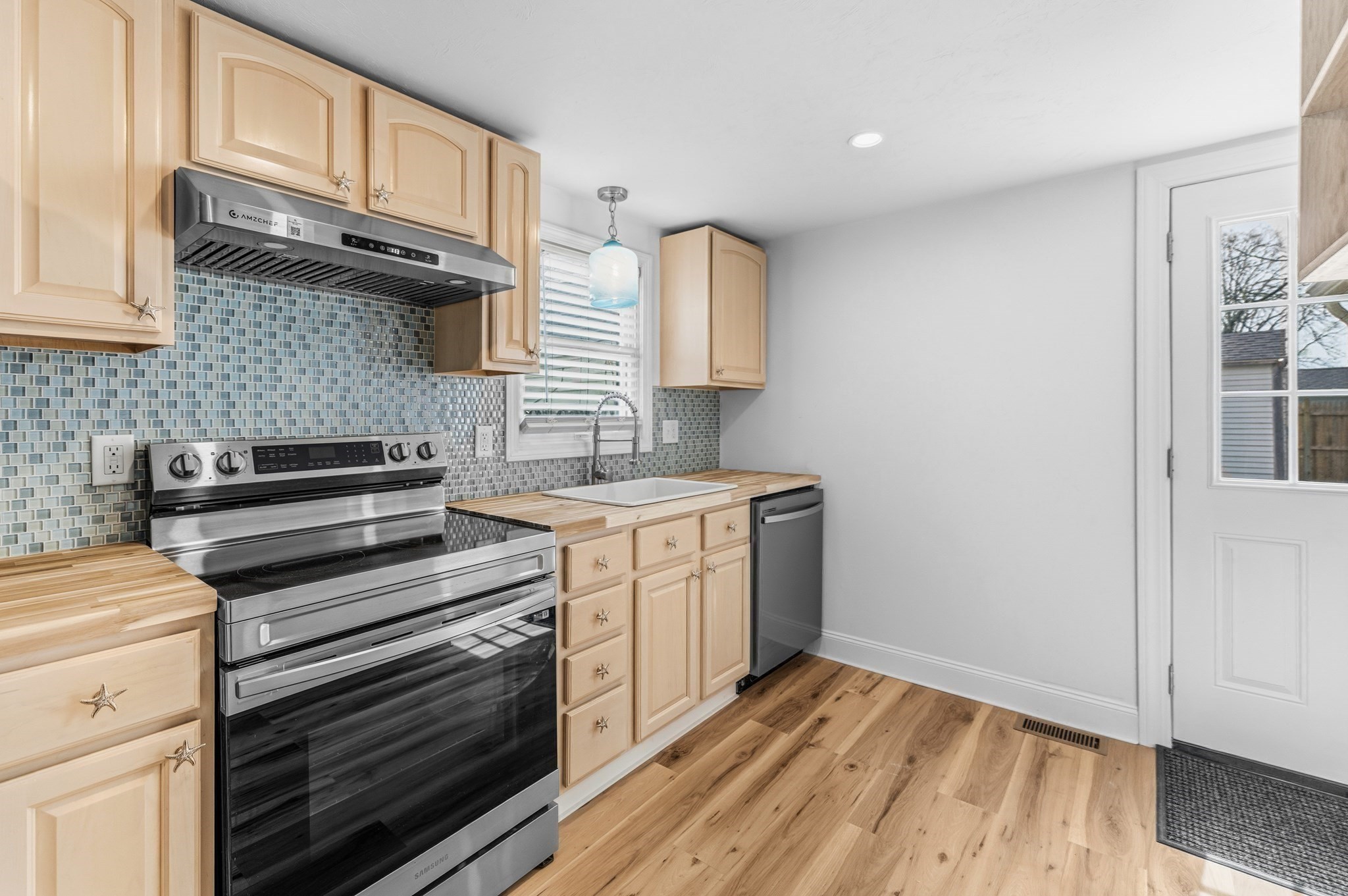 8 Cottage St Property Photo 6