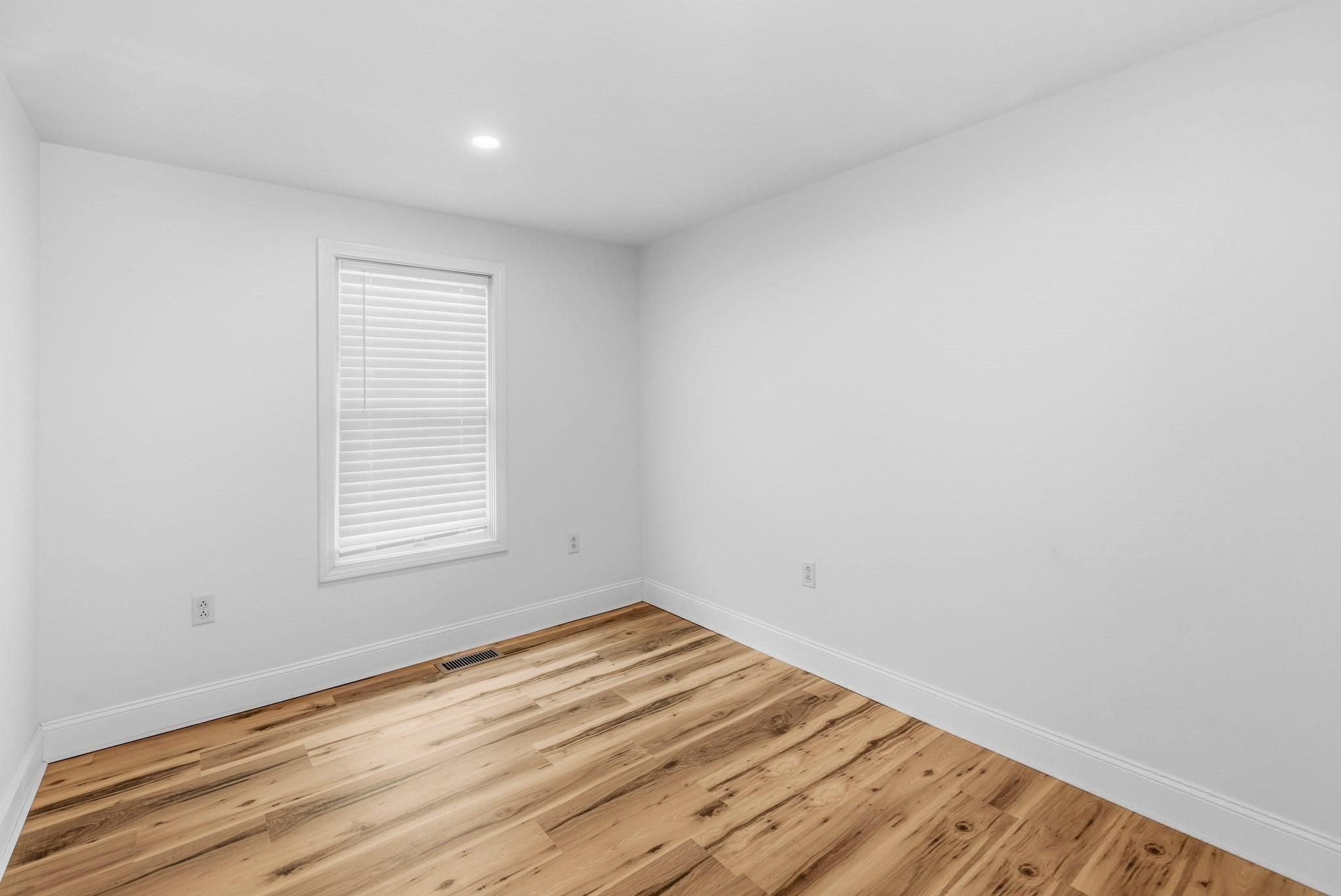 8 Cottage St Property Photo 15