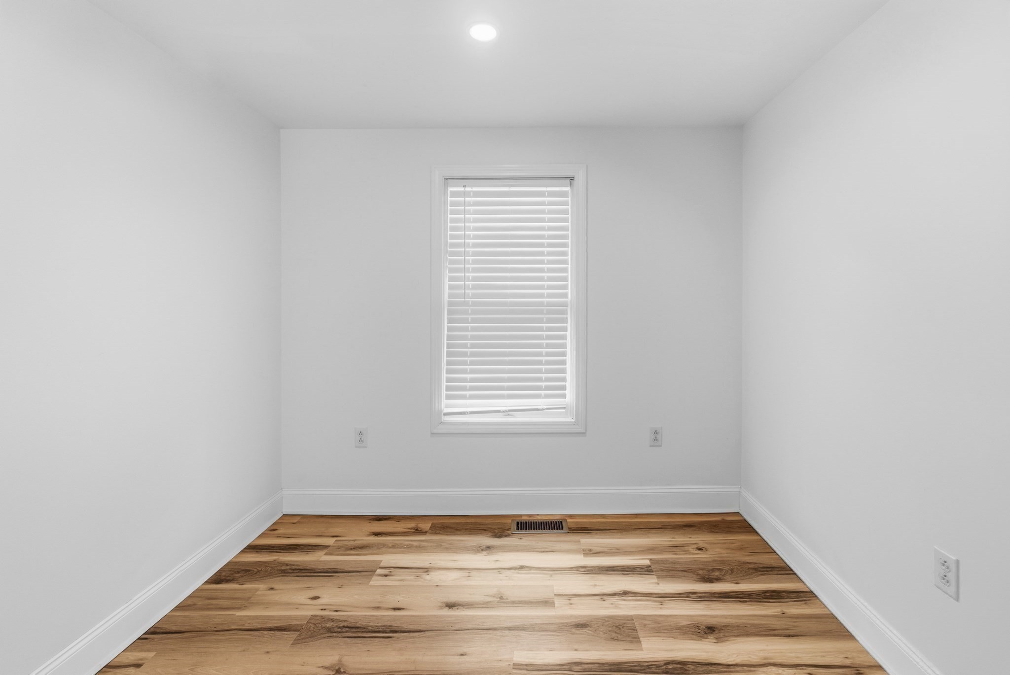 8 Cottage St Property Photo 16