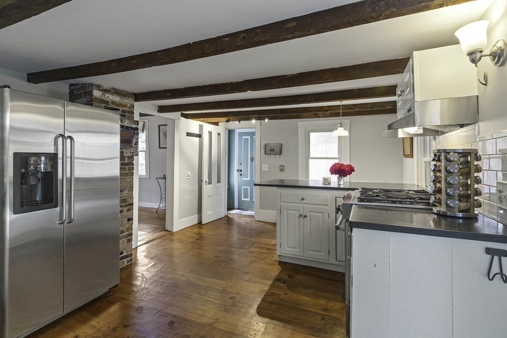 54 Ashland St Property Photo 4