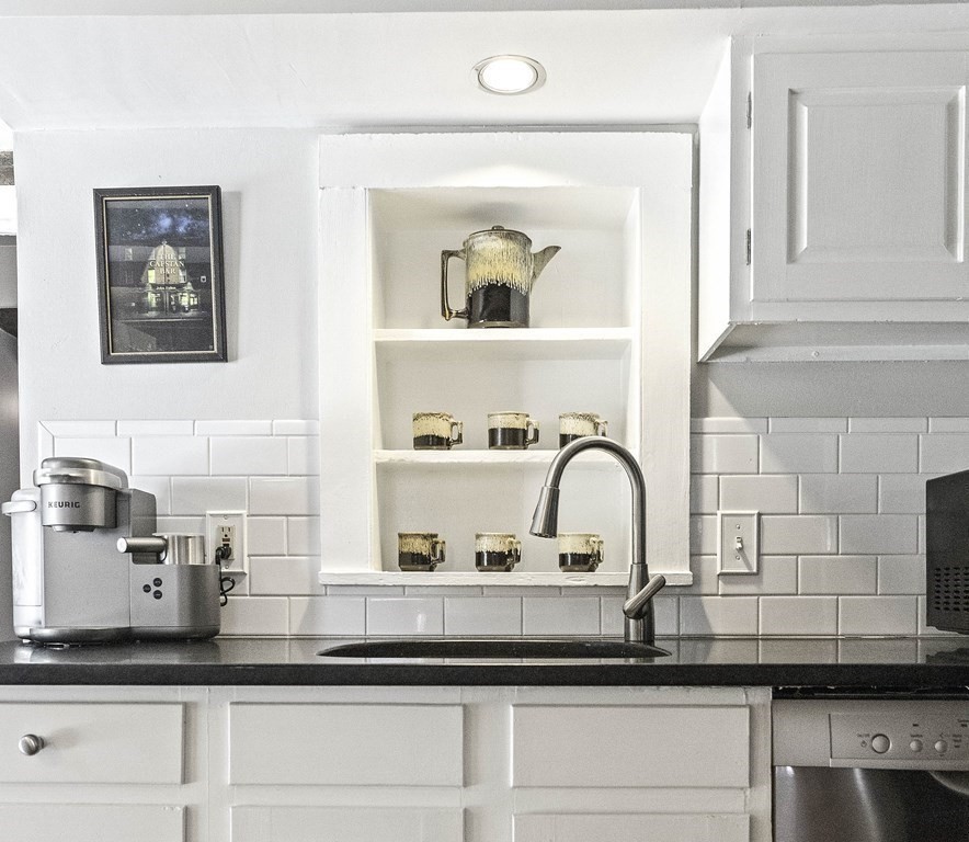 54 Ashland St Property Photo 6
