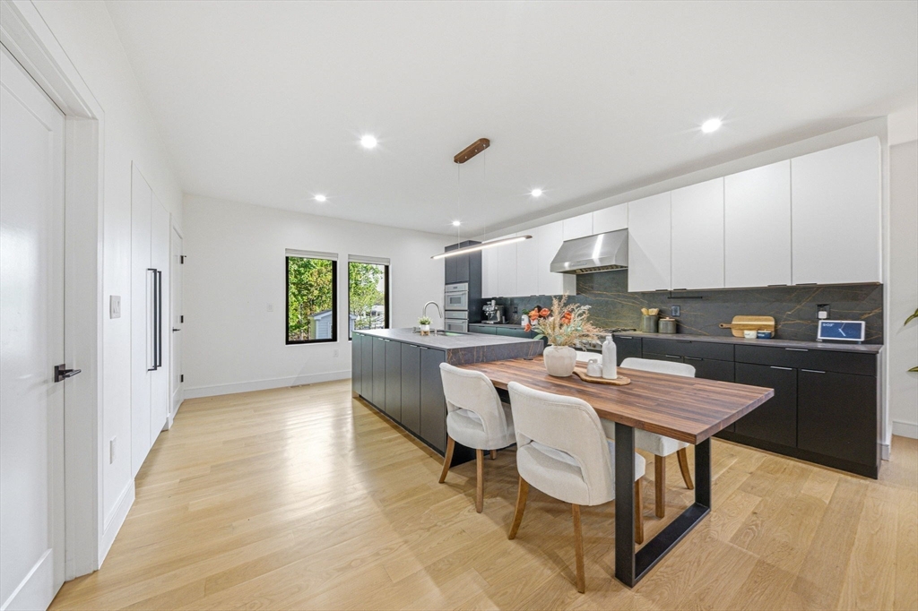 284 Webster St Property Photo 8