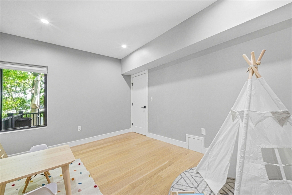 284 Webster St Property Photo 14