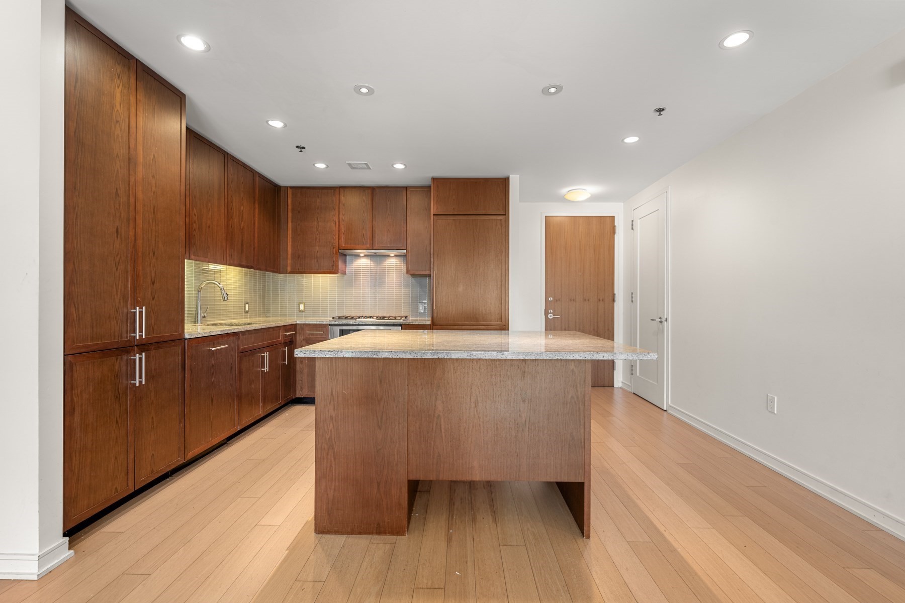 580 Washington St # 1501 Property Photo 5