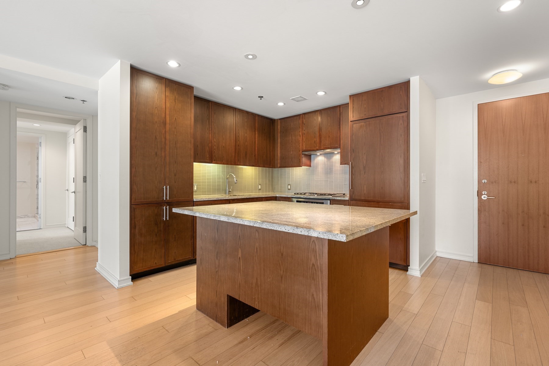 580 Washington St # 1501 Property Photo 8