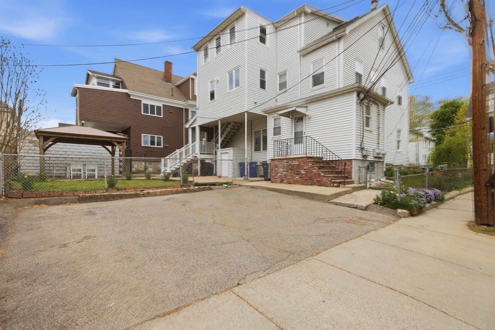 126 Summer St Property Photo 3