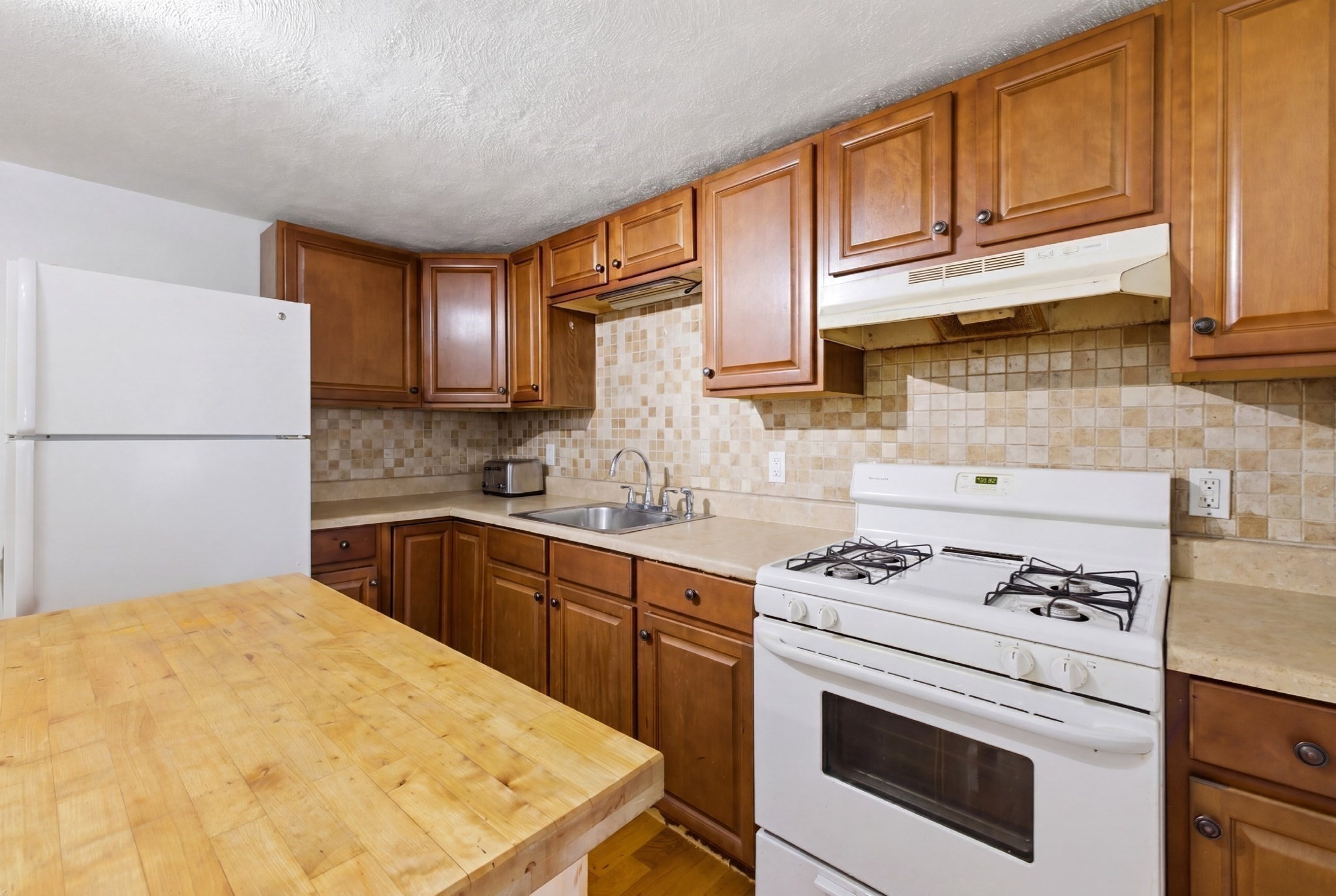 126 Summer St Property Photo 20