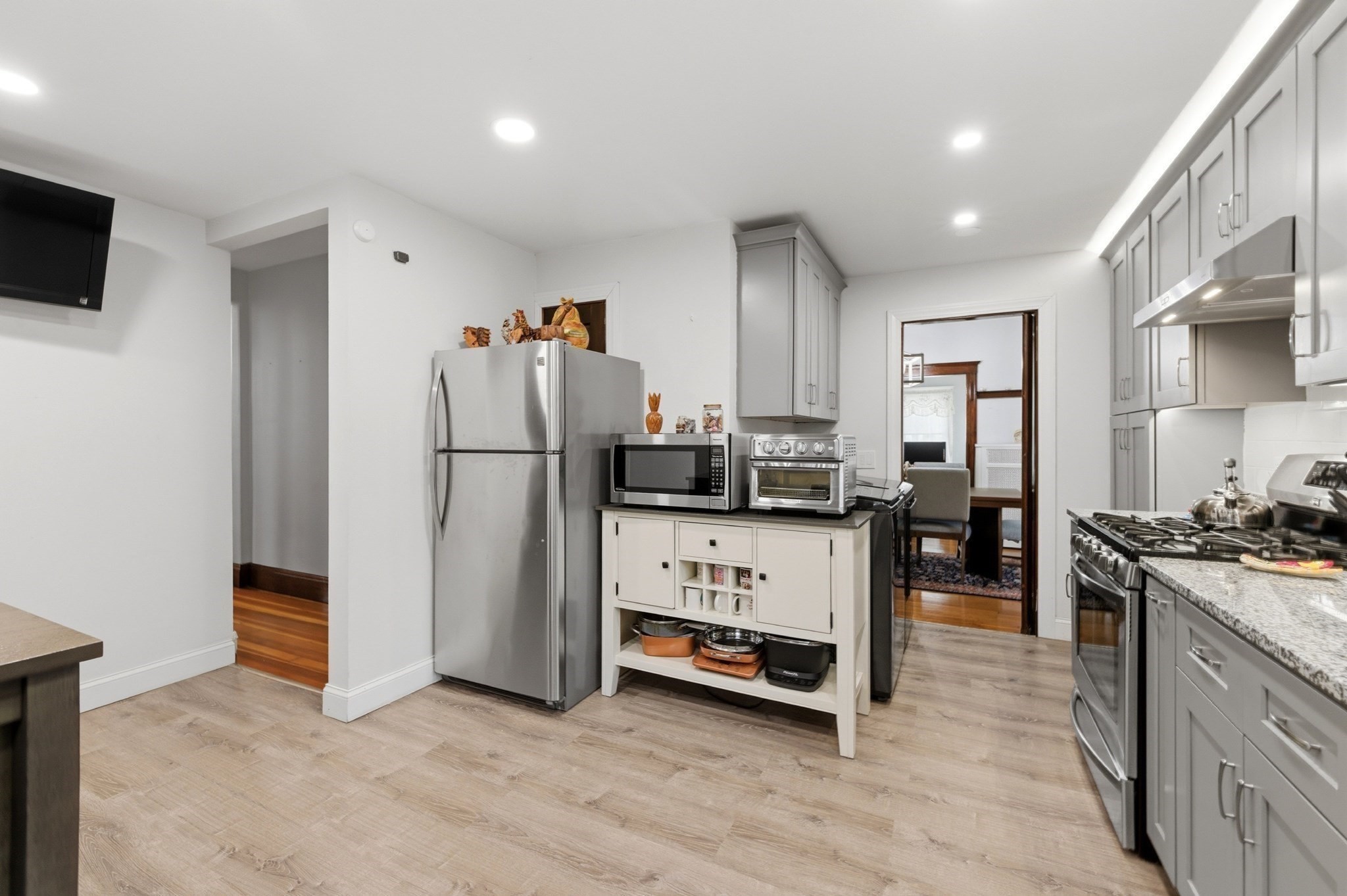 130 Summer St Property Photo 3