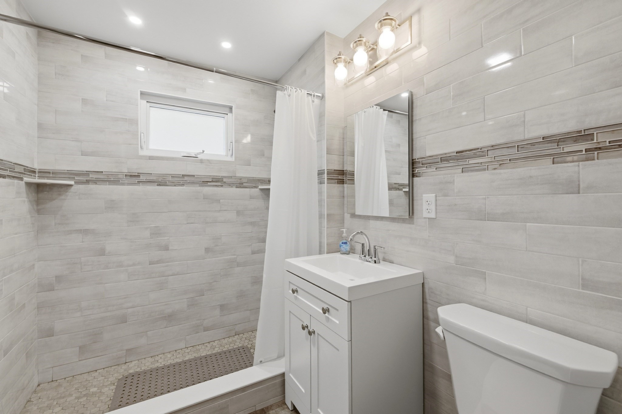 130 Summer St Property Photo 4