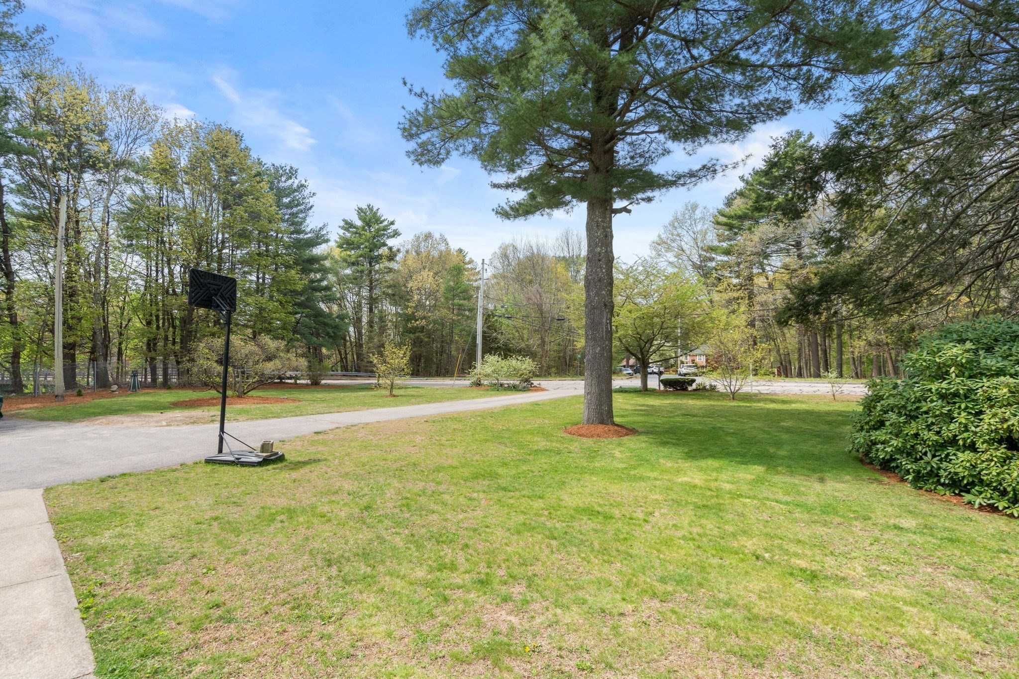 139 Grove St Property Photo 4