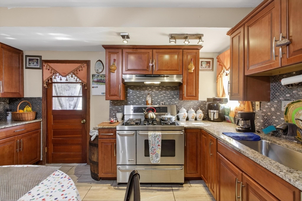 377 Union St Property Photo 4