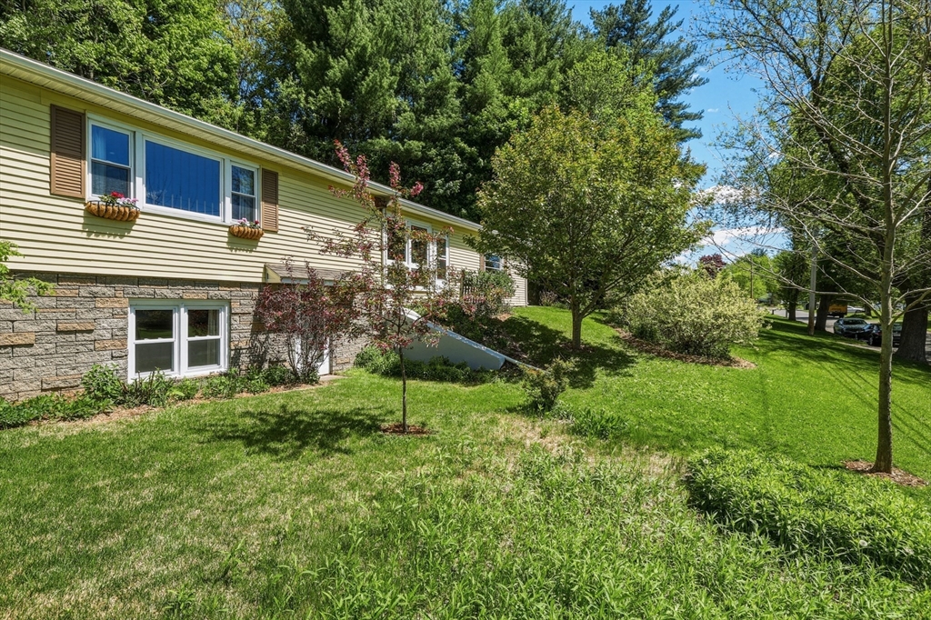 16 Saybrook Cir Property Photo 1