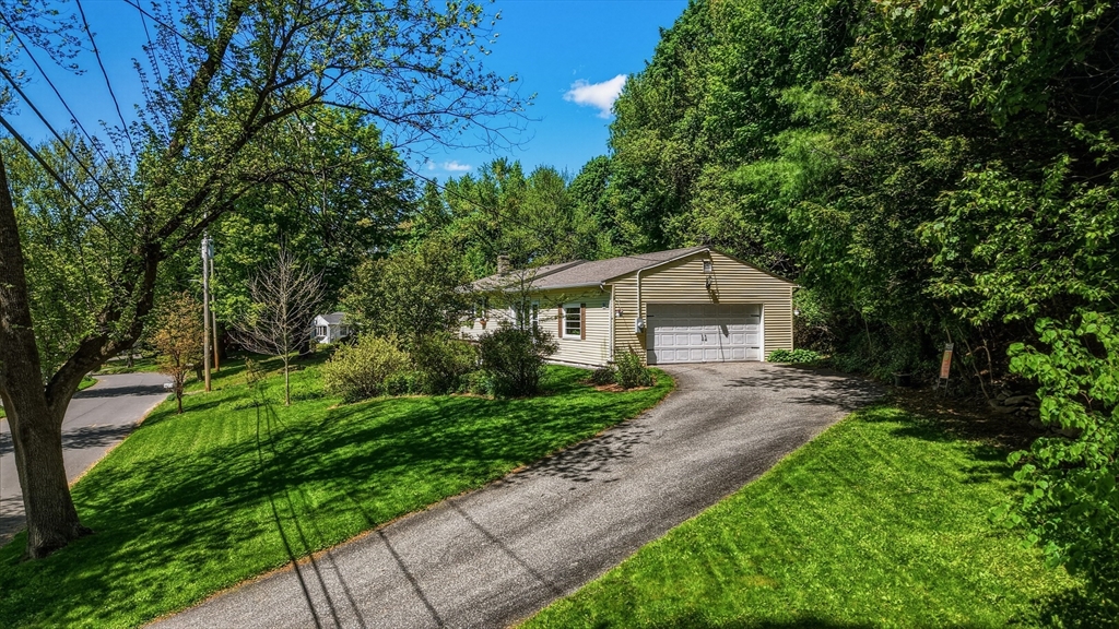 16 Saybrook Cir Property Photo 3